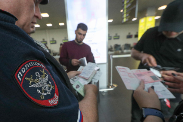 Два года за гражданство. Мигрантам в России могут увеличить срок службы в армии