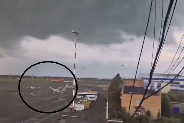 В аэропорту Нижнекамска ветер швырял и переворачивал самолеты
