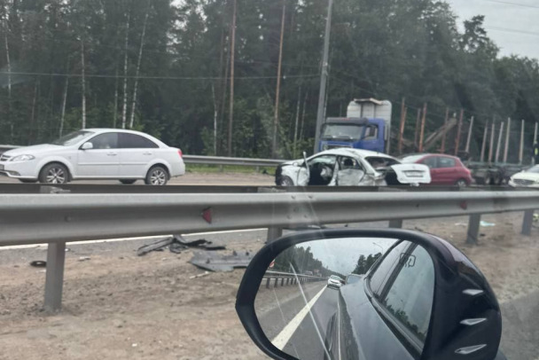 Пробка растянулась на Мурманском шоссе у Мяглово из-за аварии с большегрузом