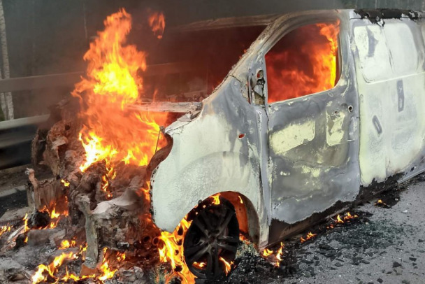 Микроавтобус вспыхнул на Мурманском шоссе у Назии