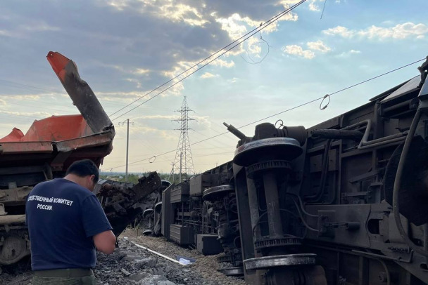 После столкновения поезда с грузовиком в Волгоградской области в больницах остаются девять человек, из них двое - в реанимации
