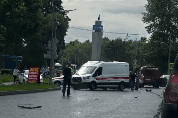 Водитель «Тойоты» погиб после наезда на бордюр в Киришах