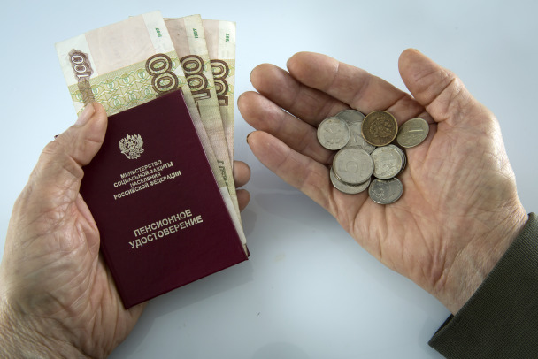 Не более 400 рублей. Пенсии работавших пенсионеров автоматически пересчитают с 1 августа