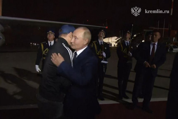Путин встретил россиян, освобожденных после обмена в Турции