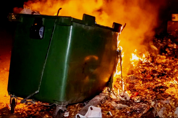 В Бокситогорске подожгли 13 мусорных баков. Полиция ищет свидетелей