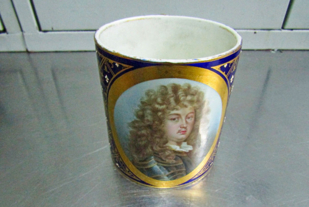 Чайник, чашки и Людовик XIV. Кингисеппские таможенники остановили россиянина c антикварной посудой
