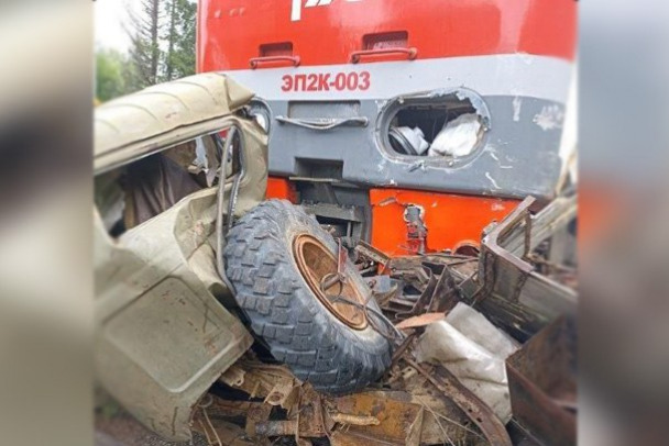 Пассажирский поезд на Москву столкнулся с грузовиком в Пермском крае