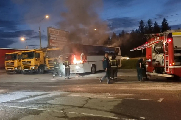 Кабина в огне, водителя - нет. У «Ленты» во Всеволожске тушили автобус