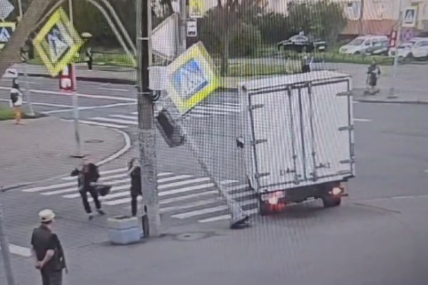 В Петербурге грузовик уронил  стойку с дорожными знаками на школьницу. ДТП попало на камеру