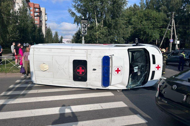 Во Всеволожске перевернулся автомобиль скорой помощи. Он ехал со спецсигналами на вызов