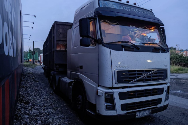 На переезде в Вологде грузовик подрезал маневровый поезд