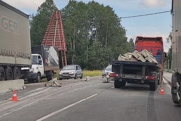 Toyota перевернулась в Отрадном из-за падения груза с фуры. Пострадала женщина