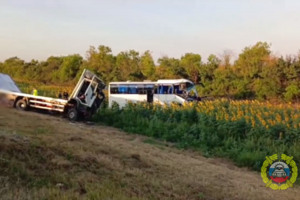 В порно видео деревня трахают девушек на фоне деревенского вида.