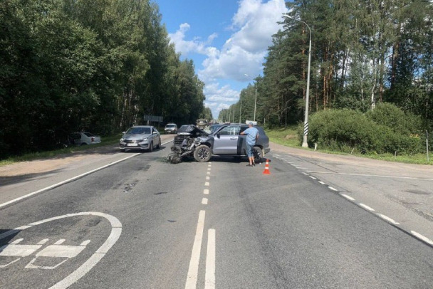 Два человека пострадали при столкновении легковушек на трассе «Псков»