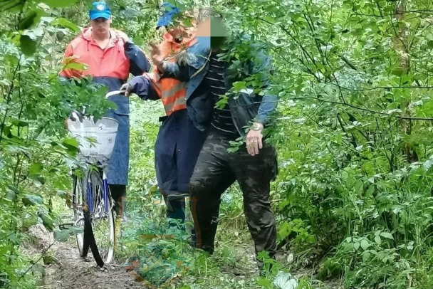 Мужчина четыре часа не мог выбраться из болота под Горами