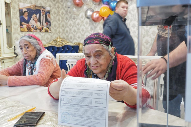 по очереди толпа писяет в одну левушку порно видео HD