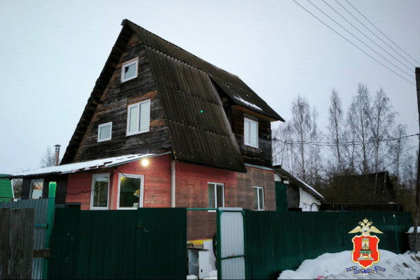 СК и полиция показали дом в Тверской области, где убиты четверо детей