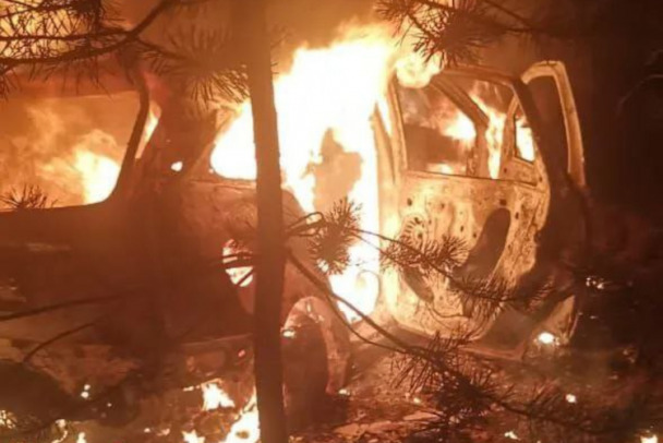 Форд полыхал на дороге у Карьер-Мяглово под Колтушами. Пострадала женщина