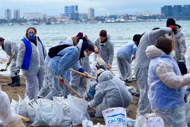 Потерпевший крушение танкер Волгонефть 239 окружили бонами