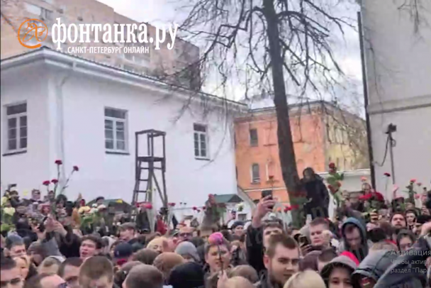 С ОМОНом и задержаниями проходит прощание с рэпером Пашей Техником в Москве