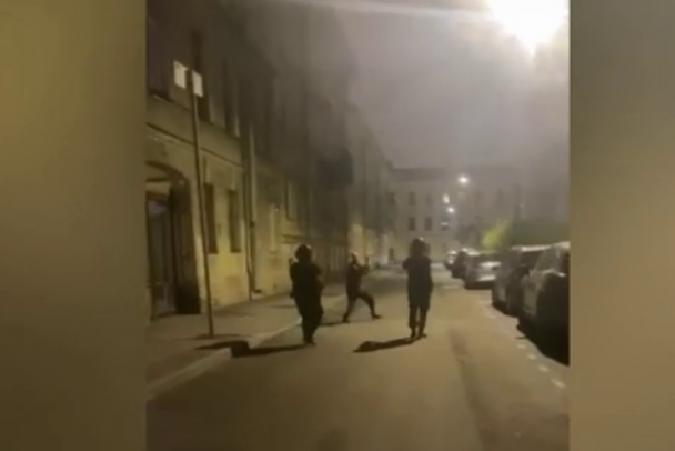 Теперь давай по-французски! На набережной Петербурга человек с ножами танцевал перед патрулем