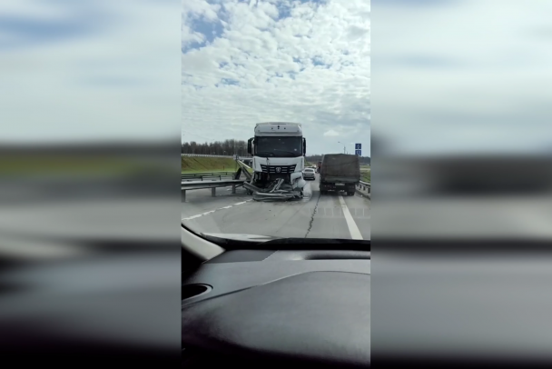 На трассе Кола цементовоз поехал не туда и снес барьер