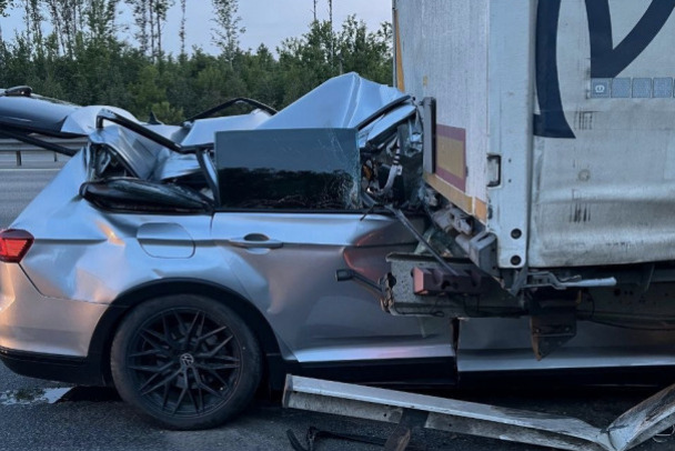 Стали известны обстоятельства смертельной аварии на КАД с Фольксвагеном, впечатавшимся в грузовик