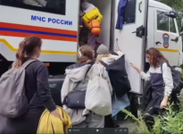в связи с угрозой цунами спасатели вывезли порядка 60 отдыхающих с Халактырского пляжа