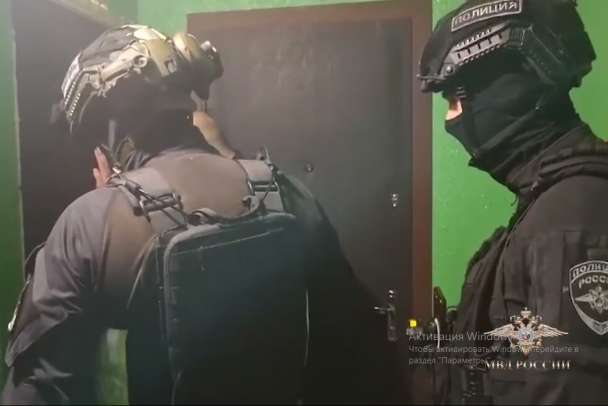 В Ленобласти нашли центр техподдержки для звонков аферистов по всей России. Работали братья-близнецы