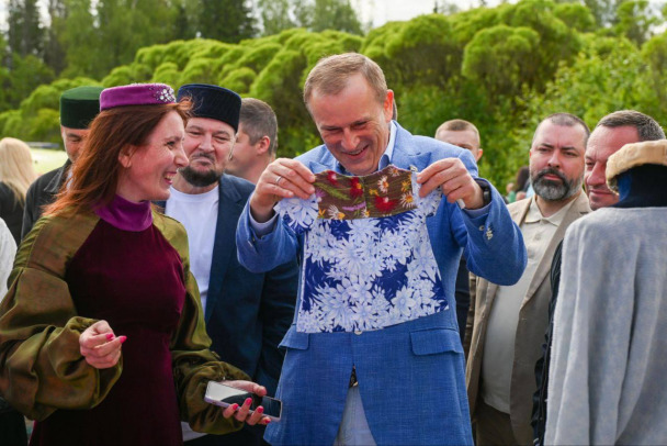 Чак-чак с чаем из самовара. В Шапках татаро-башкирский Сабантуй