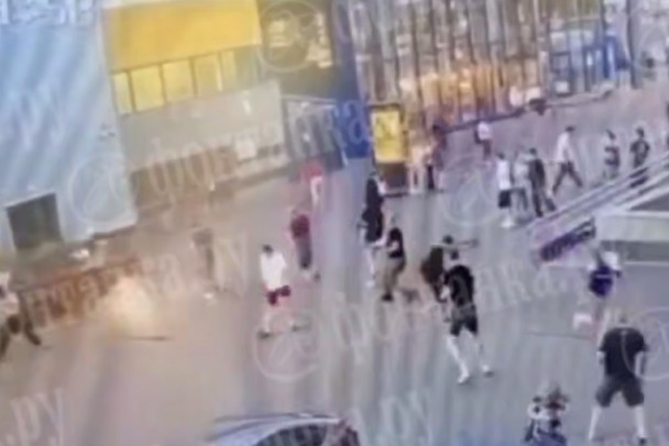 Пятеро задержаны на двое суток после драки со спецэффектами у метро в Петербурге