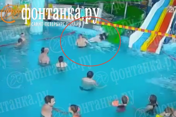 В аквапарке Петербурга женщина влетела ногами в ребенка