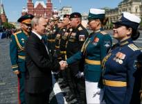президент России Владимир Путин и Олеся Бука на параде Победы