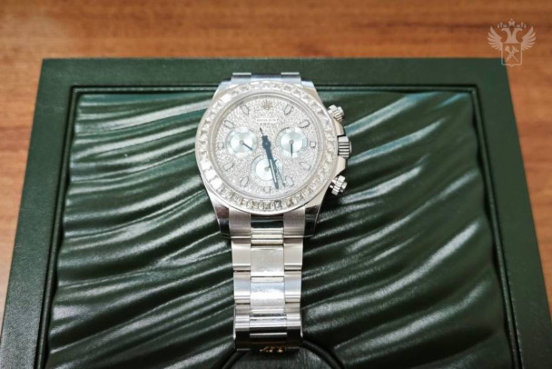 Россиянка привезла из Франции часы Rolex за 12 млн рублей. Осталась с уголовным делом