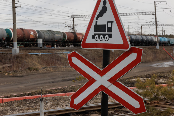 Под Кингисеппом на сутки закроют железнодорожный переезд