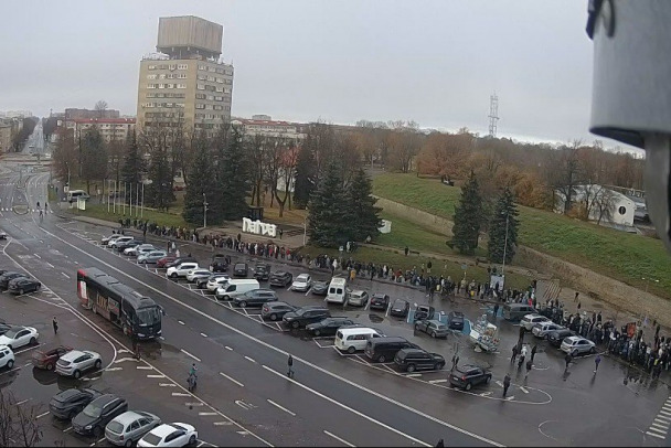 На границе Эстонии и России - праздничная очередь