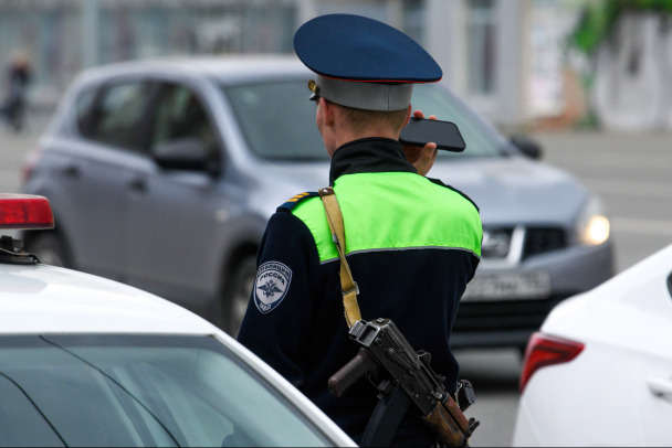 B Петербурге водитель пнул полицейского и получил уголовное дело