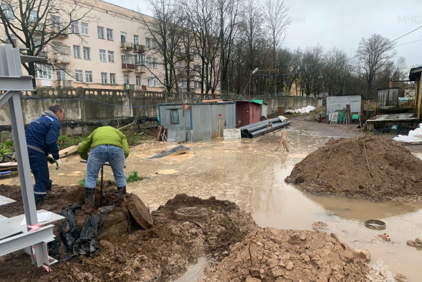 Без воды в кранах - больше 20 тысяч человек. На очистных в Волхове - лужа-гигант