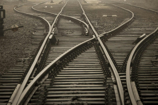 Сидевшего на путях мужчину сбила электричка под Щеглово