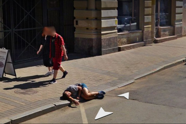 Лежебока на поребрике у Дома Распутина в Петербурге стал героем Яндекс Панорам