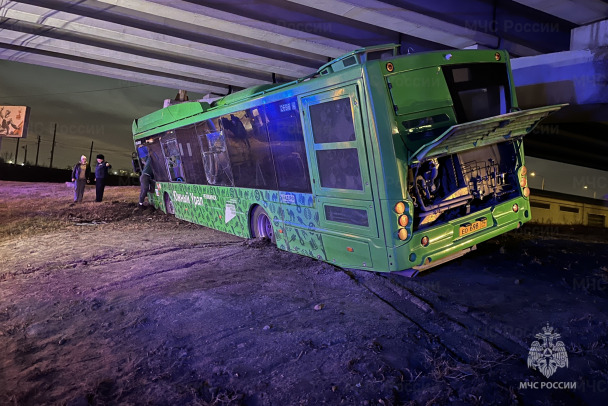В Челябинске автобус врезался в опору моста. Госпитализированы 12 человек, включая ребенка