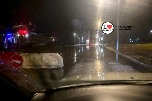 Леноблводоканал устранил подтопление в Выборге. Дороги были залиты огромными лужами