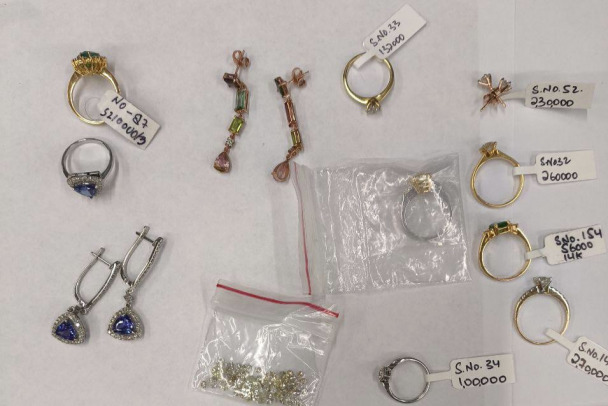 В Шереметьево задержали иностранца-контрабандиста с тысячей украшений. Он вез их друзьям