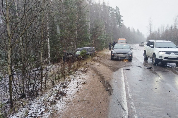 Три человека пострадали при столкновении легковушек на подъезде к Высоцку