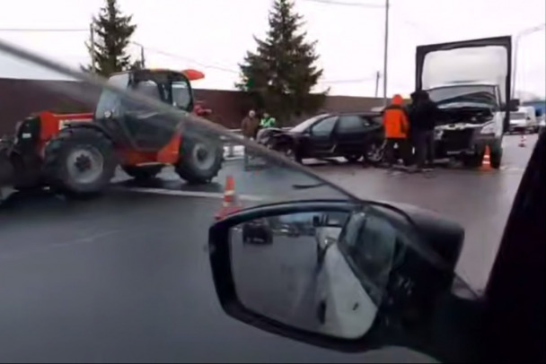 На Киевском шоссе Газель впечатала Subaru в трактор, в больнице женщина