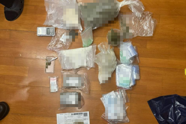 Квартира бывалого в Выборге выдала полиции шесть конвертов и пакеты с наркотиками