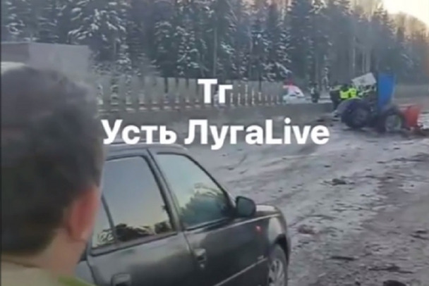 ДТП с участием грузовиков и легковушек произошло у Усть-Луги. Один человек погиб