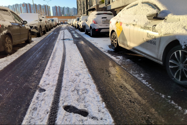 Из-за гололеда на МКАД в Москве столкнулись 10 машин. Есть пострадавший