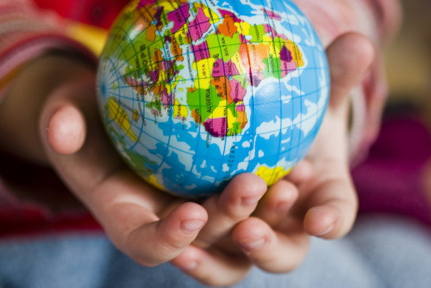 Там травят, здесь таскают. Как родители перетягивают детей через границу