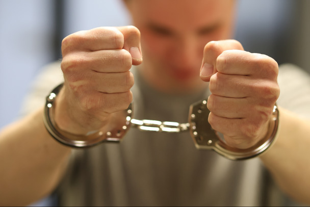 В Киришах строитель с электростанции отобрал у пенсионерки крупную сумму